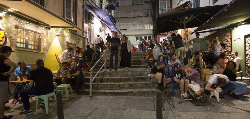 Terrazas llenas, aforos limitados, mascarillas y otras costumbres que se adoptan en la ciudad para seguir disfrutando del ocio nocturno. Estas imágenes corresponden con un recorrido realizado el sábado por la noche hasta la madrugada del domingo.