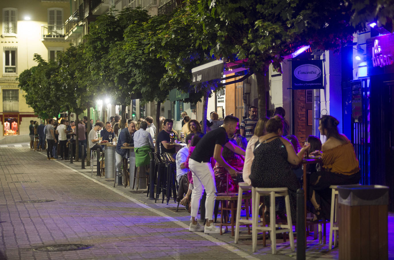 Terrazas llenas, aforos limitados, mascarillas y otras costumbres que se adoptan en la ciudad para seguir disfrutando del ocio nocturno. Estas imágenes corresponden con un recorrido realizado el sábado por la noche hasta la madrugada del domingo.