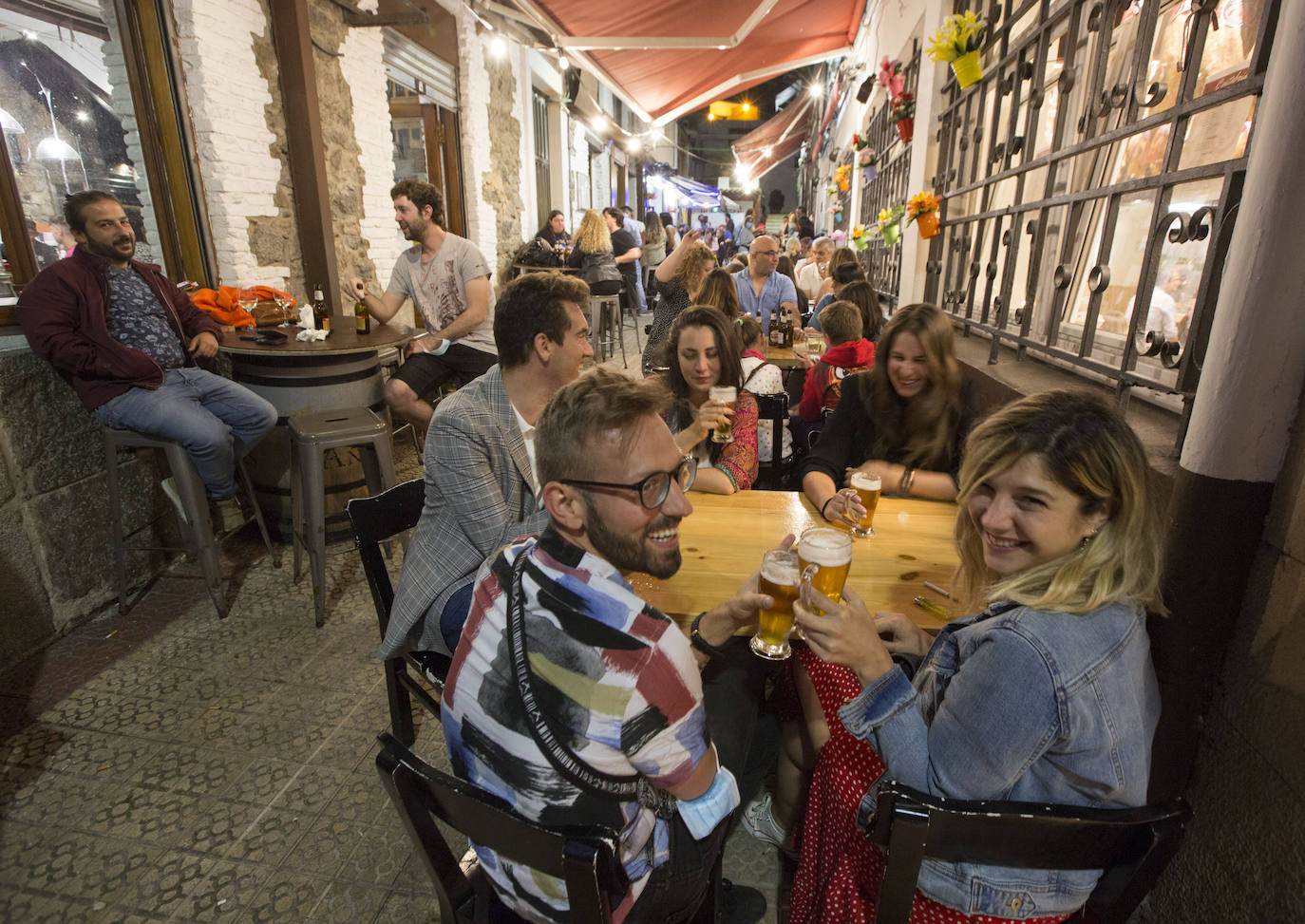 Terrazas llenas, aforos limitados, mascarillas y otras costumbres que se adoptan en la ciudad para seguir disfrutando del ocio nocturno. Estas imágenes corresponden con un recorrido realizado el sábado por la noche hasta la madrugada del domingo.