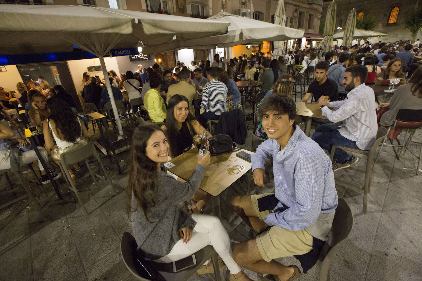 Terrazas llenas, aforos limitados, mascarillas y otras costumbres que se adoptan en la ciudad para seguir disfrutando del ocio nocturno. Estas imágenes corresponden con un recorrido realizado el sábado por la noche hasta la madrugada del domingo.