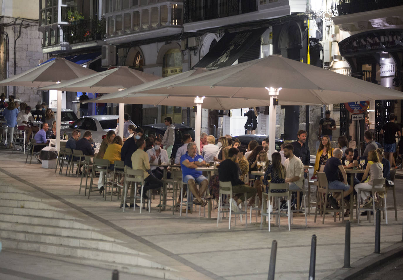 Terrazas llenas, aforos limitados, mascarillas y otras costumbres que se adoptan en la ciudad para seguir disfrutando del ocio nocturno. Estas imágenes corresponden con un recorrido realizado el sábado por la noche hasta la madrugada del domingo.