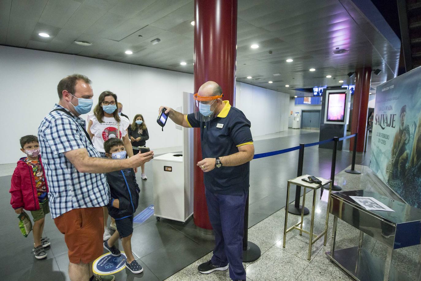La primera proyección en Cinesa tras cuatro meses, marcada por las medidas de seguridad, atrajo a numeroso público