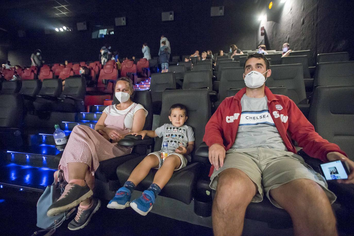 La primera proyección en Cinesa tras cuatro meses, marcada por las medidas de seguridad, atrajo a numeroso público