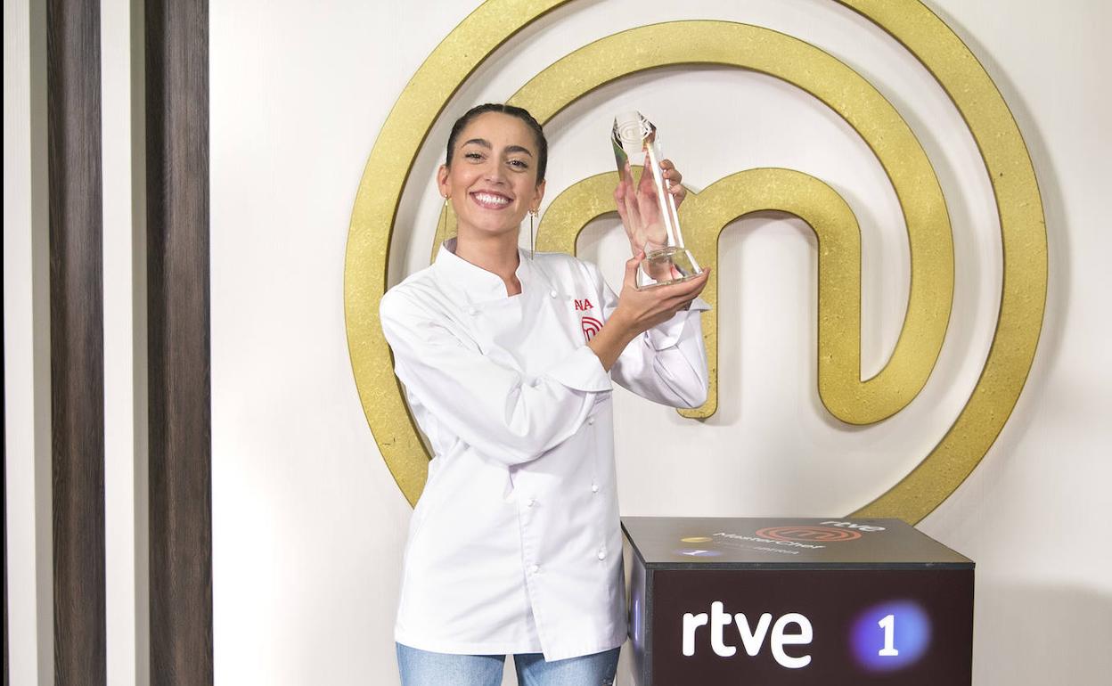 Ana Iglesias, con el trofeo de ganadora. 