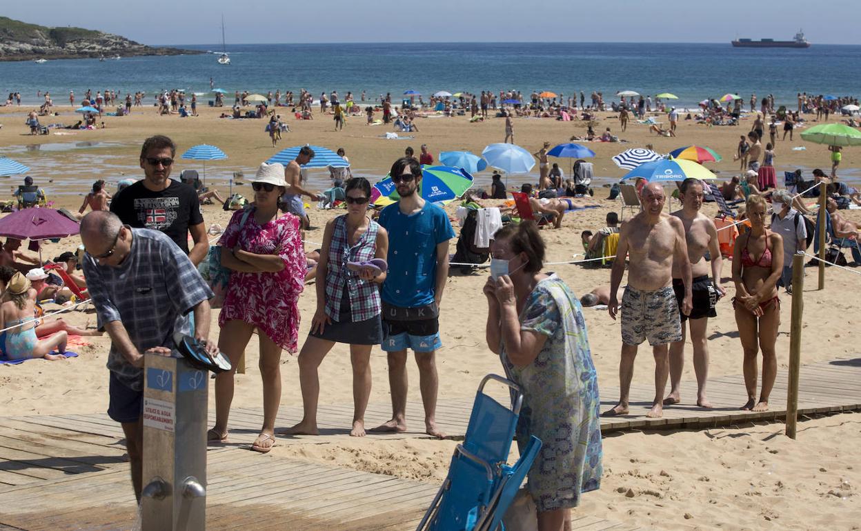 Igual cree que las colas para acceder a las playas de Santander «no molestan» porque los usuarios están informados