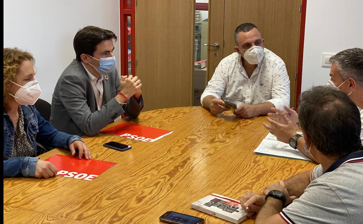 Mariano Carmona en el encuentro de este miércoles con el diputado del PSOE en el Congreso, Pedro Casares y la senadora socialista, Isabel Fernández.