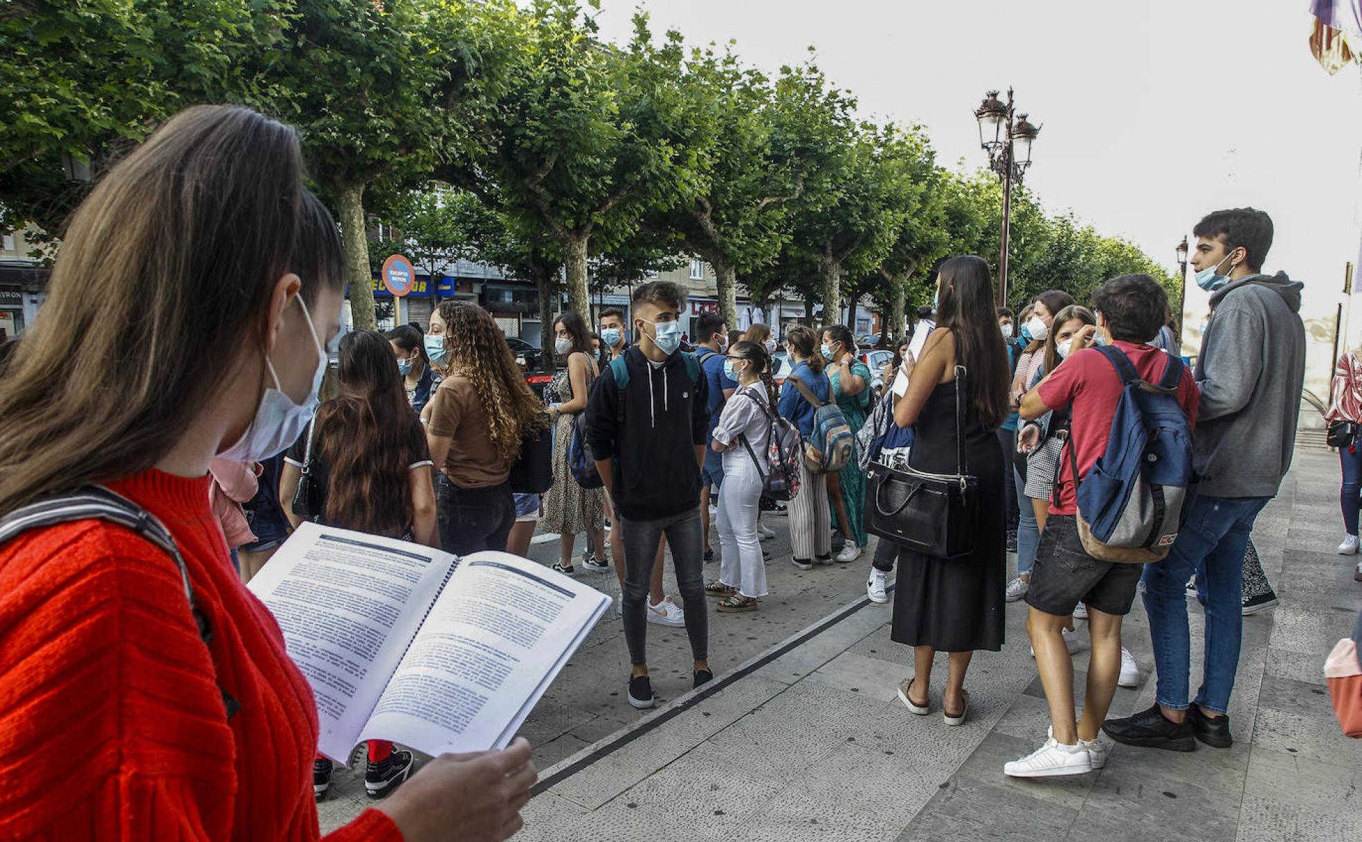 Los alumnos se amontonan en la Avenida de España de Torrelavega, frente al Instituto Marqués de Santillana, antes de uno de los exámenes. 