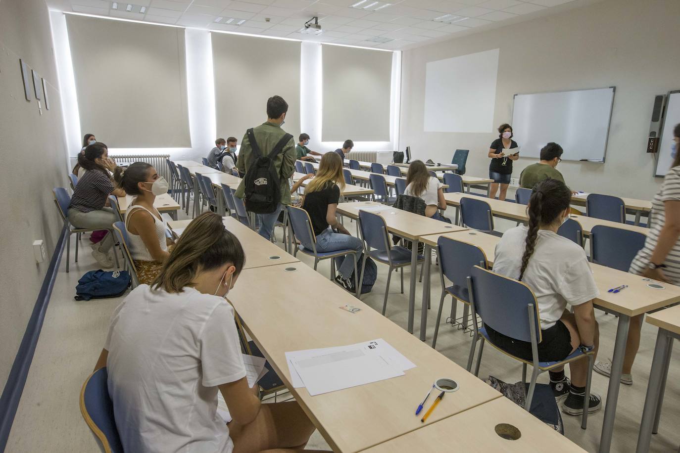 Fotos: Tres mil estudiantes se presentan a la EBAU en Cantabria