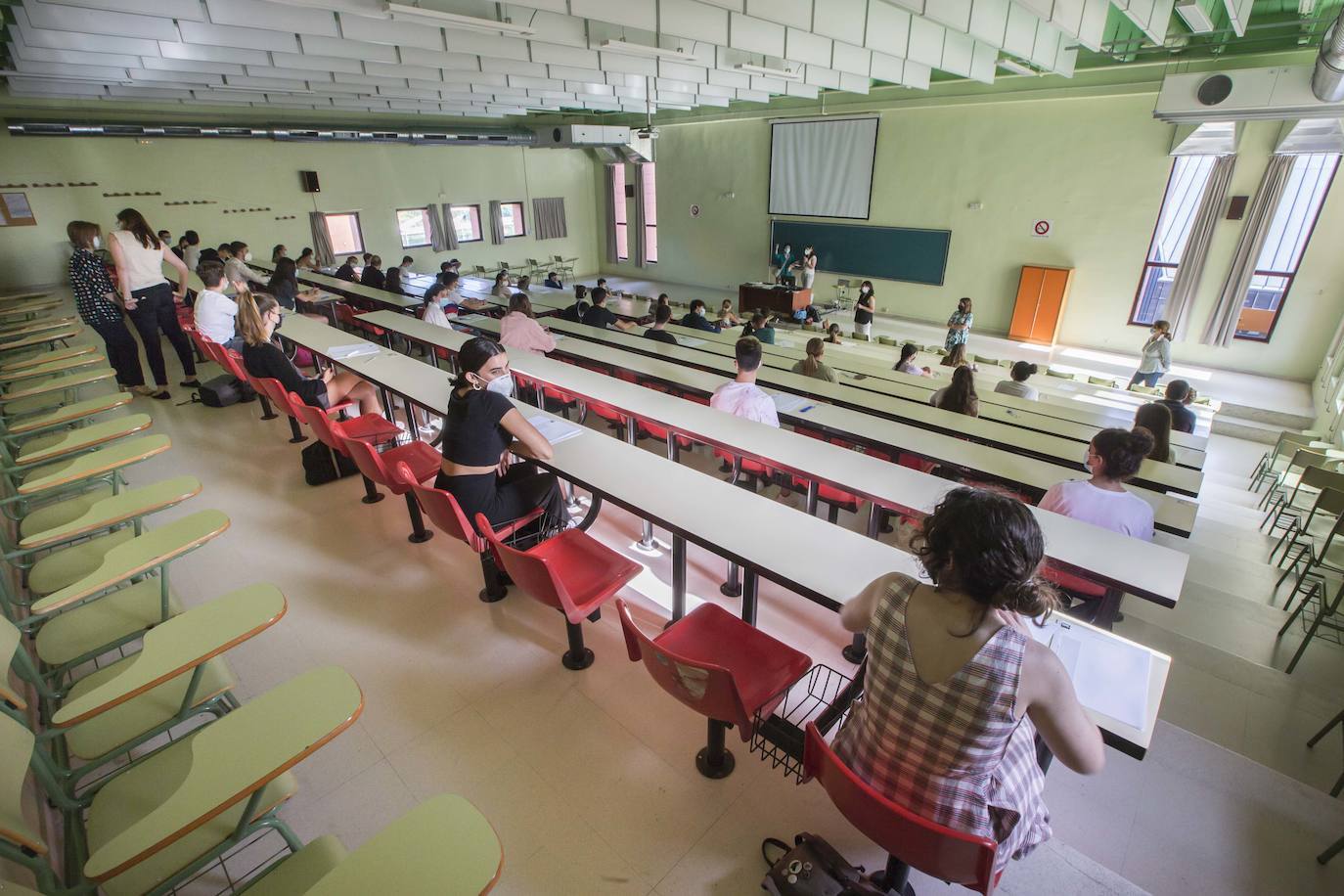 Fotos: Tres mil estudiantes se presentan a la EBAU en Cantabria