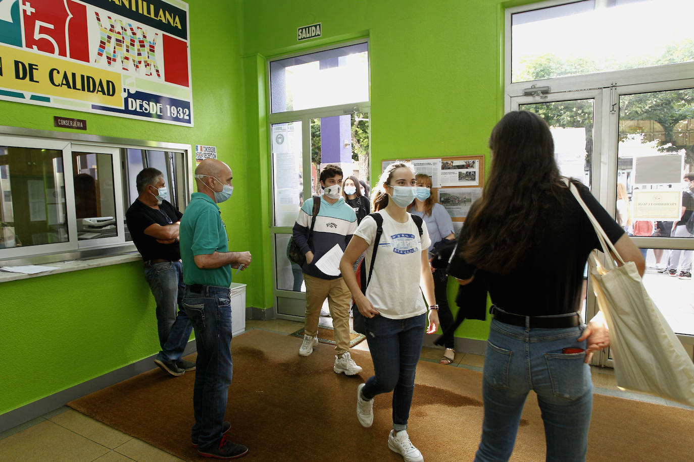 Fotos: Tres mil estudiantes se presentan a la EBAU en Cantabria