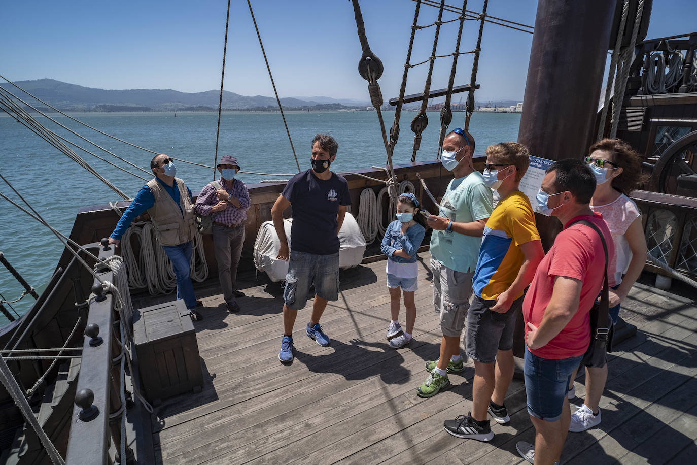 La embarcación, una réplica de aquellas naves que viajaban a América hace 500 años, se puede visitar en el muelle Calderón todo el mes