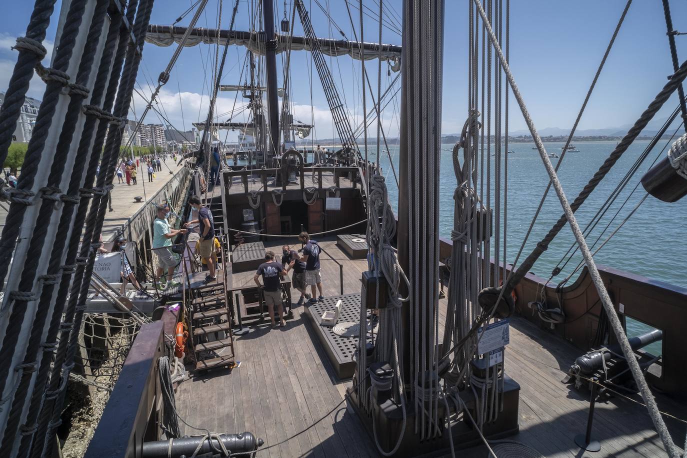 La embarcación, una réplica de aquellas naves que viajaban a América hace 500 años, se puede visitar en el muelle Calderón todo el mes