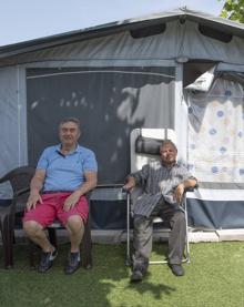 Imagen secundaria 2 - Izquierda: Pepe y Carmina, junto a su nieta Alicia, mientras preparan una barbacoa // .Fernando y Javier posan junto a su módulo del camping. 