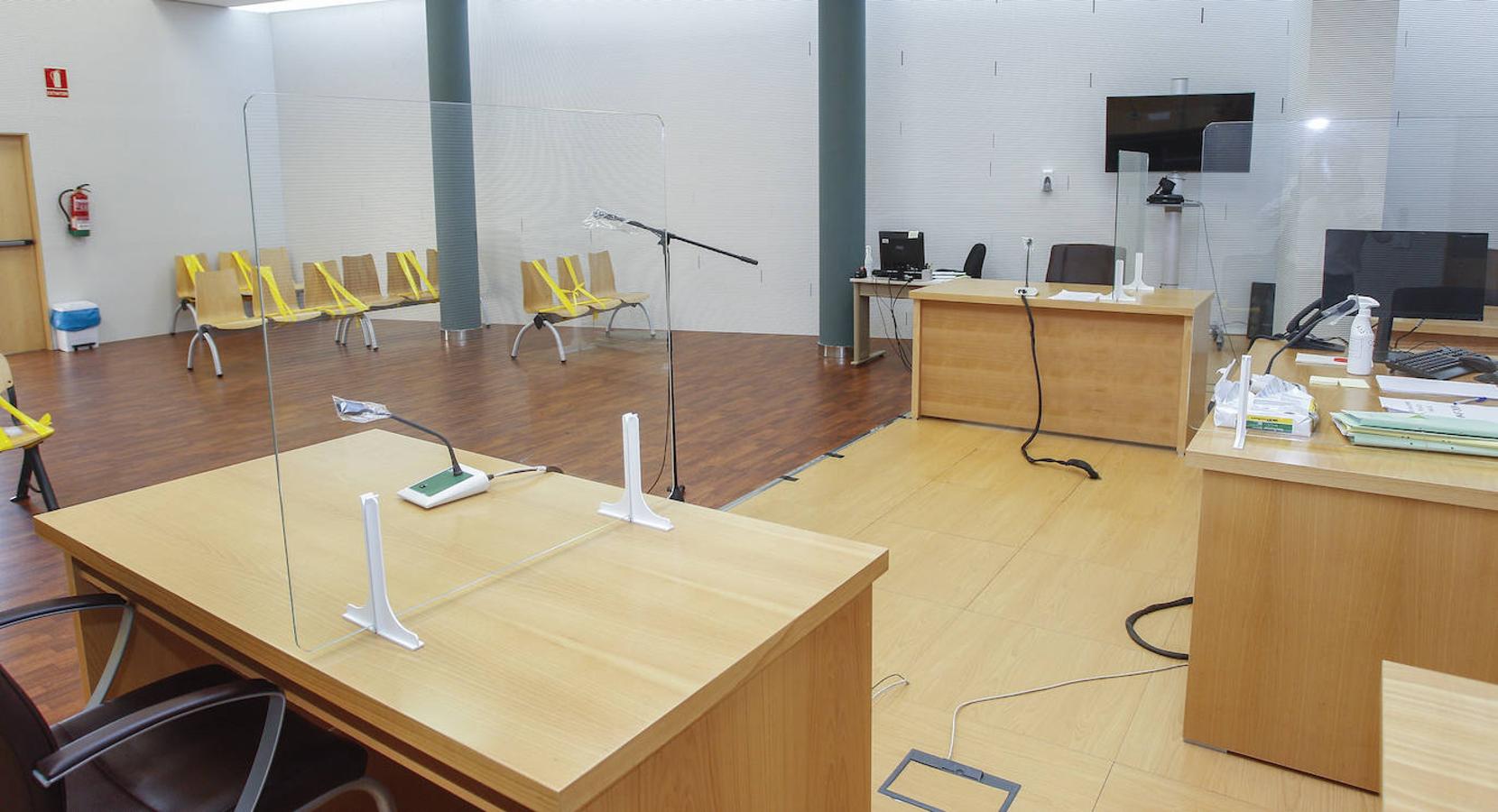 La consejera de Justicia y el presidente del TSJC visitan la sede judicial de Torrelavega.