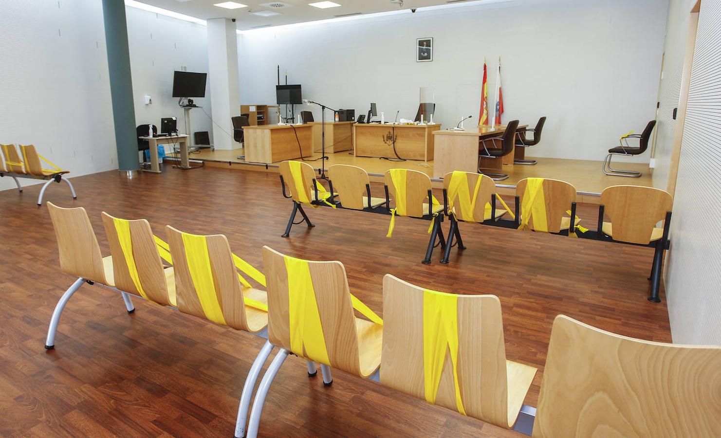 La consejera de Justicia y el presidente del TSJC visitan la sede judicial de Torrelavega.