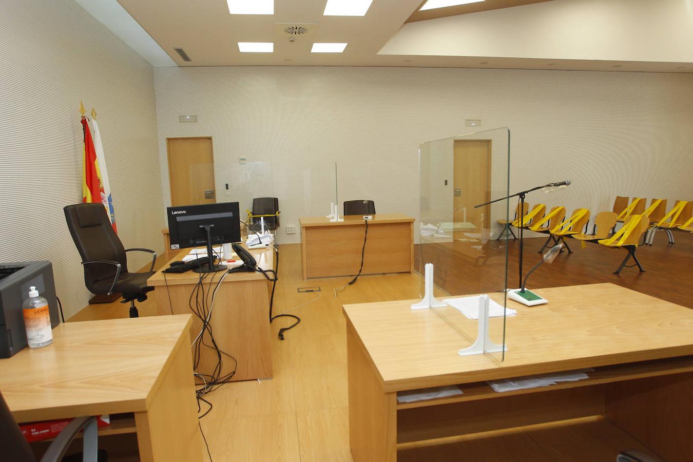 La consejera de Justicia y el presidente del TSJC visitan la sede judicial de Torrelavega.