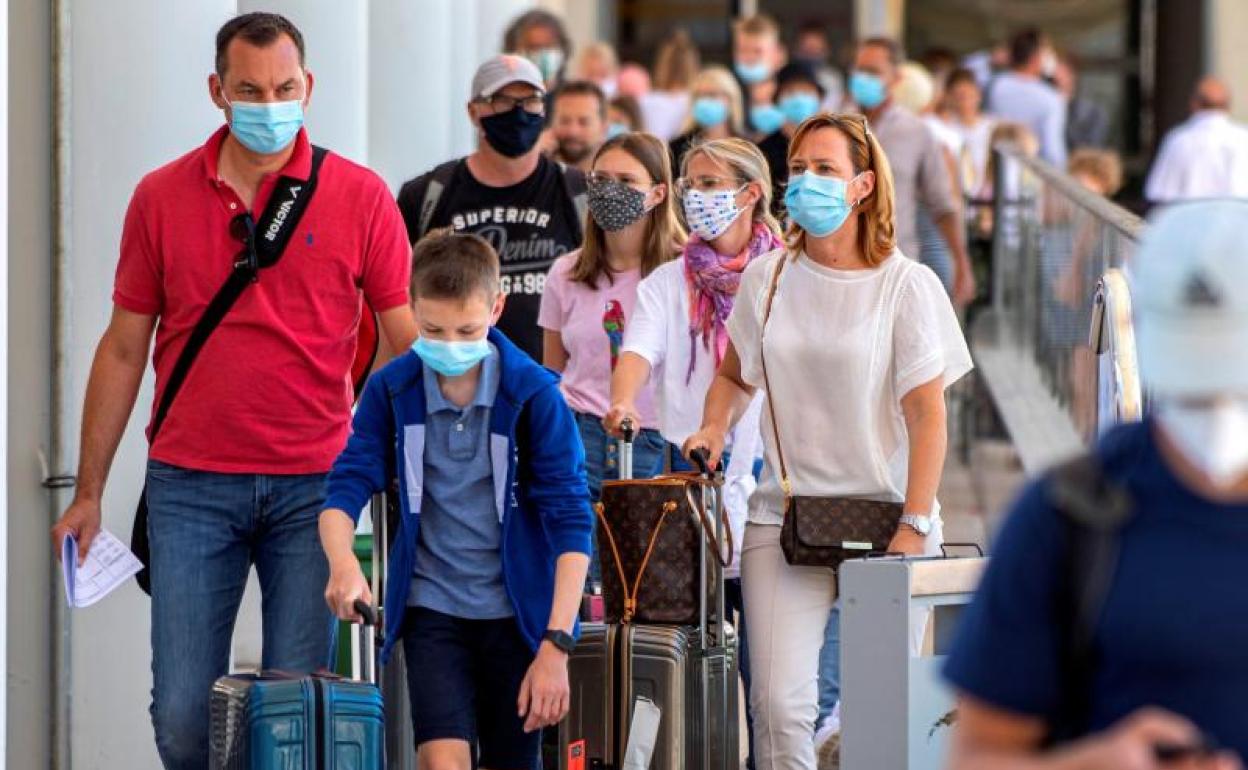 Una familia de turistas llega al Aeropuerto de Palma de Mallorca 