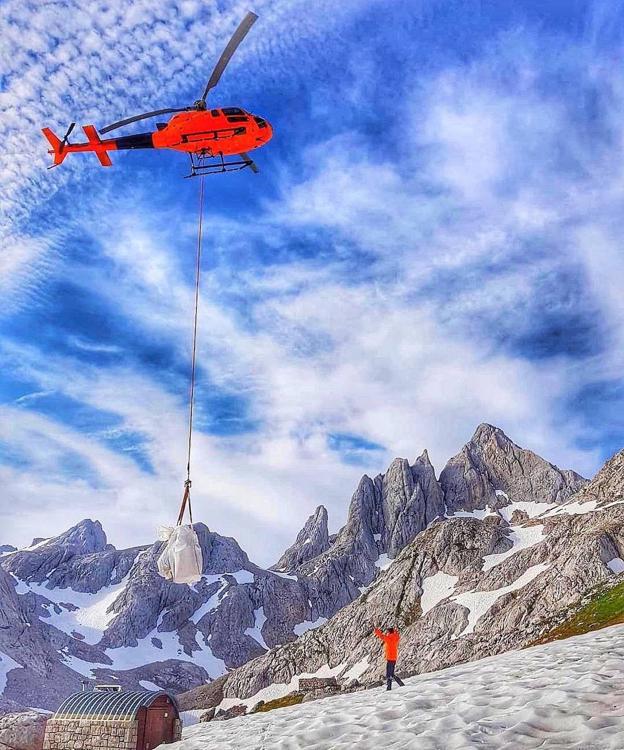 Haritz Galarraga llevando material al refugio de Jou de los Cabrones, en los Picos de Europa, en 2018.