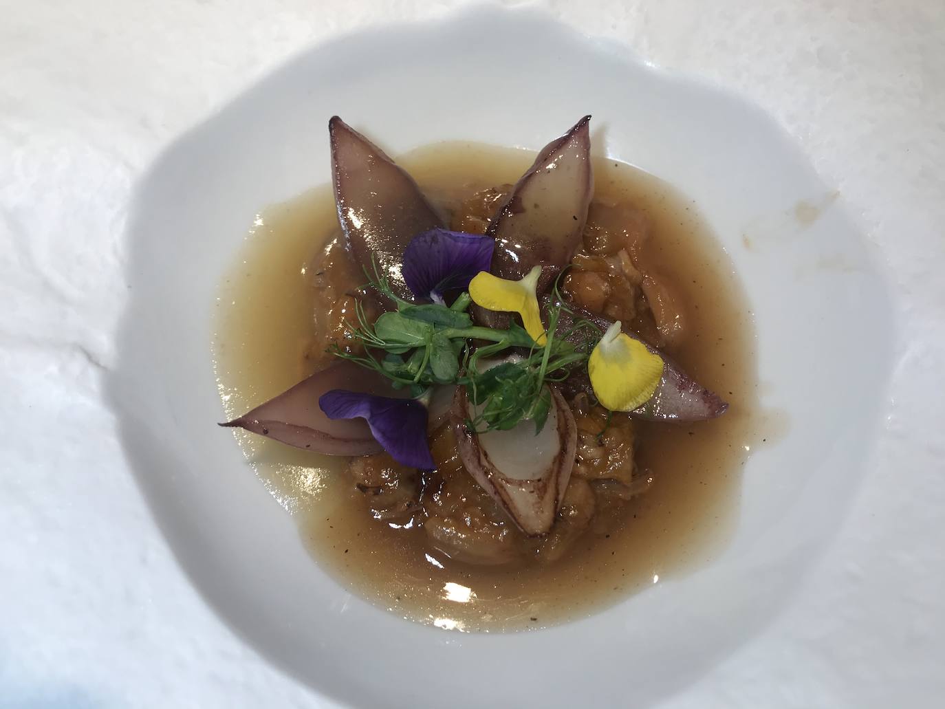 Cebolla a la parrilla con calamar.