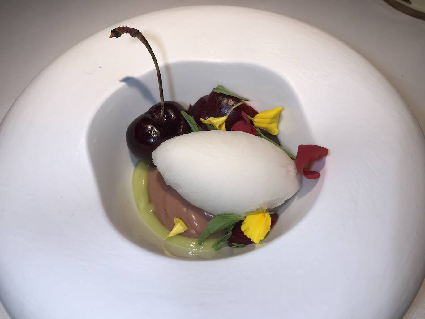 Cerezas, flores silvestres e hinojo marino.