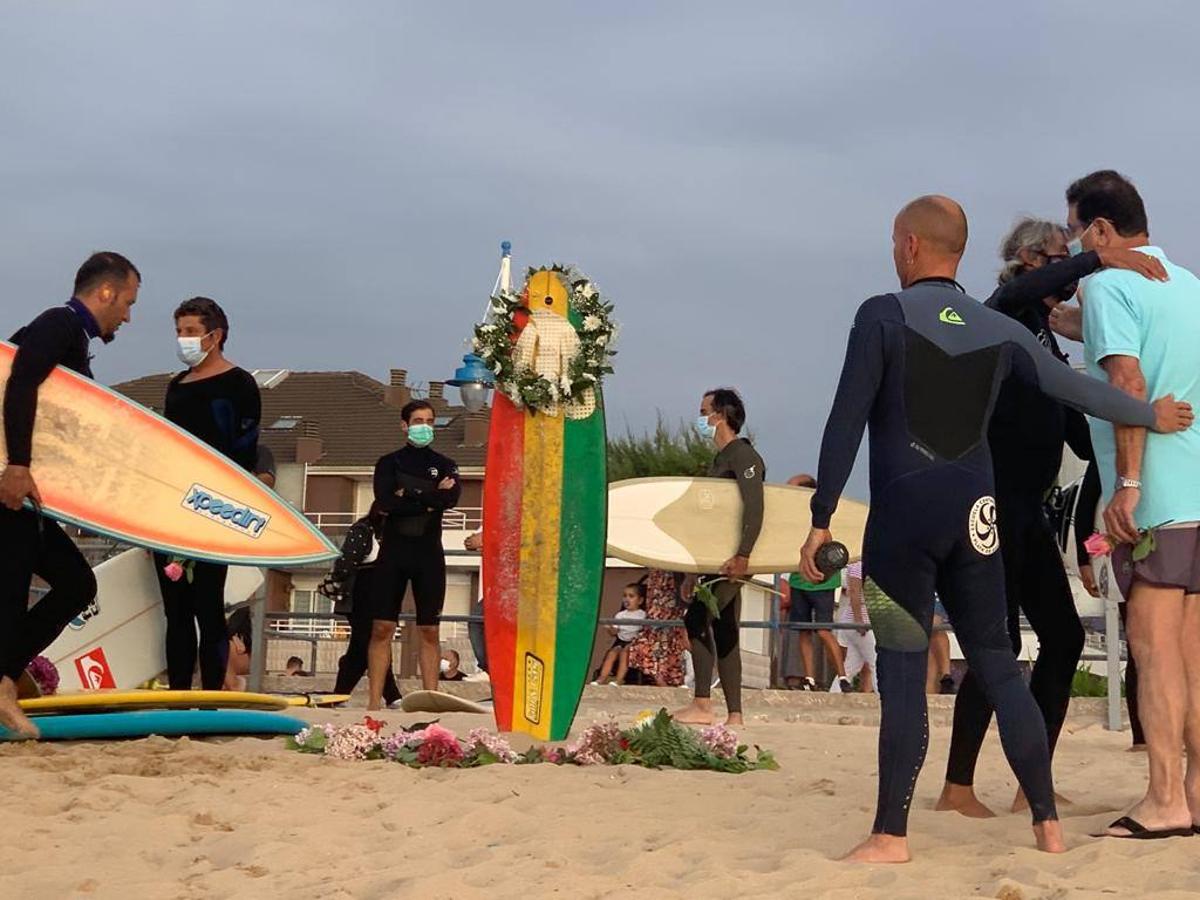 Cerca de doscientos surfistas despiden a su compañero, fallecido el lunes, en un emotivo funeral hawaiano celebrado en las mismas aguas que cabalgó toda su vida.