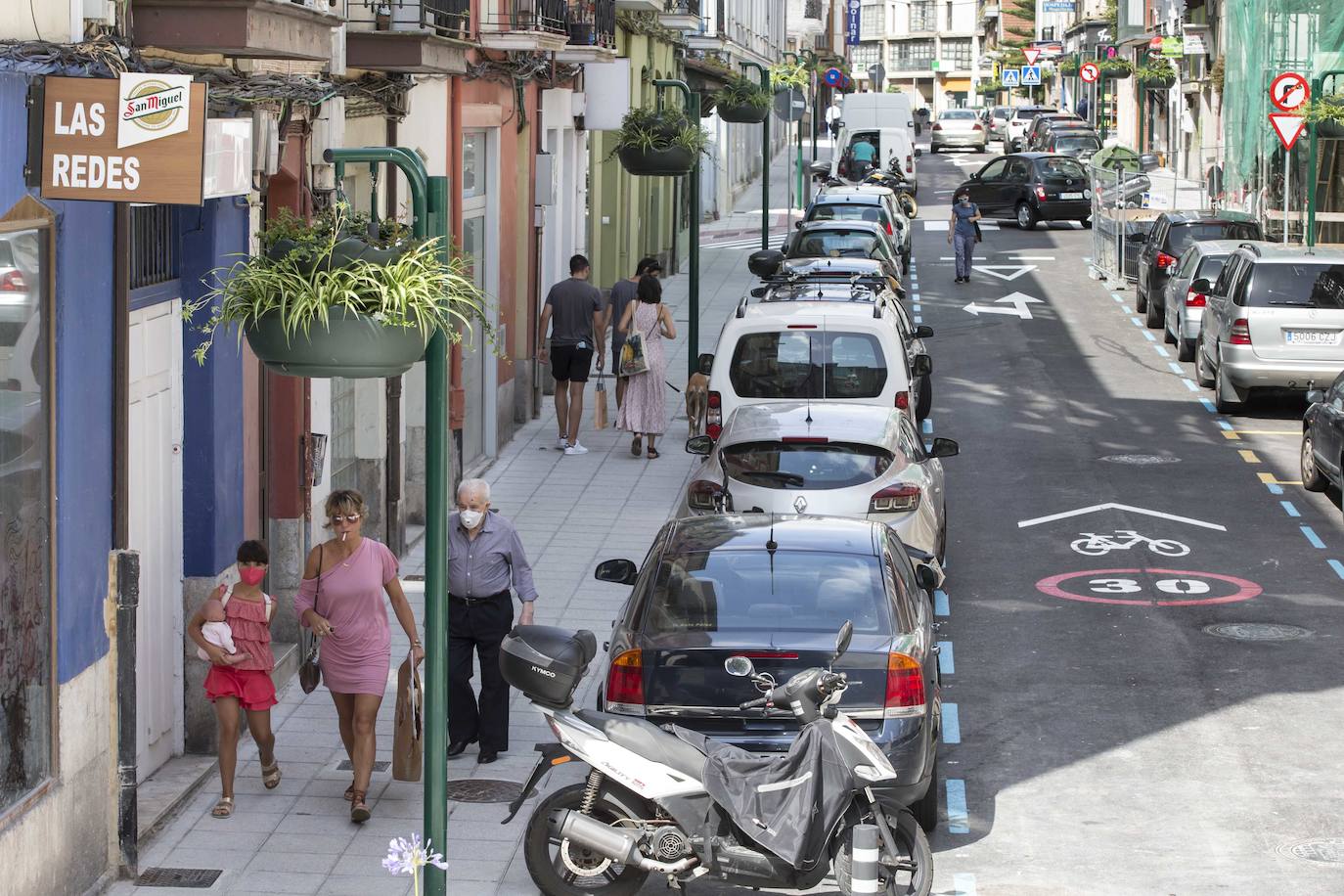 Los adoquines de color pastel en las aceras dan continuidad a la imagen del barrio de La Florida. La actuación ha supuesto una inversión de un millón de euros