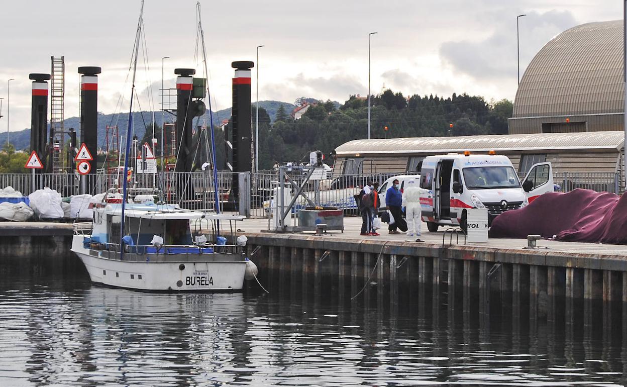 El momento en que los sanitarios trasladan a los marineros atracados en Santoña. 