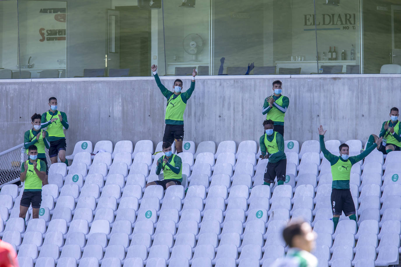 El descendido Racing, muy serio, logra la primera victoria tras el confinamiento ante un poderoso Huesca que lucha por el ascenso