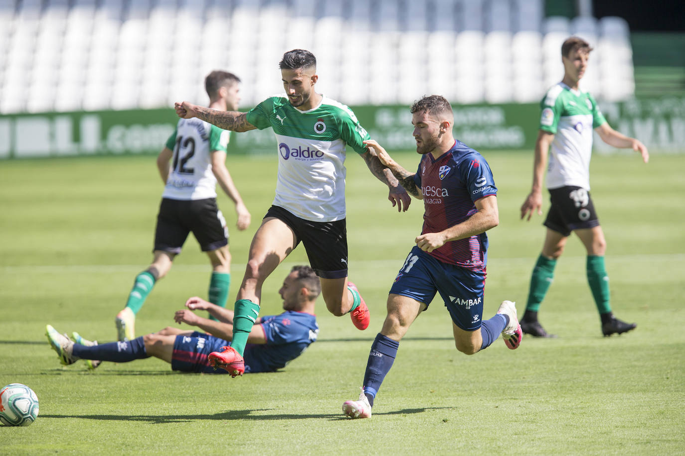 El descendido Racing, muy serio, logra la primera victoria tras el confinamiento ante un poderoso Huesca que lucha por el ascenso