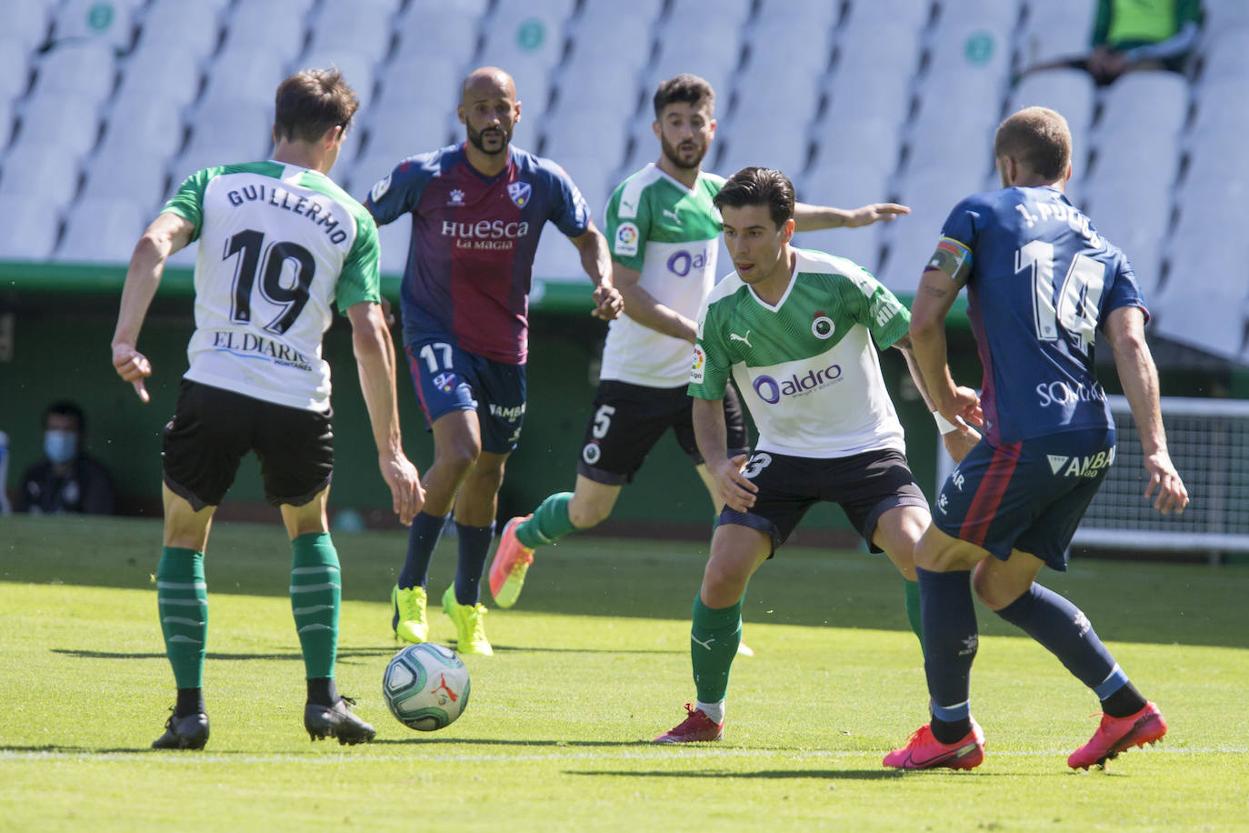 El descendido Racing, muy serio, logra la primera victoria tras el confinamiento ante un poderoso Huesca que lucha por el ascenso