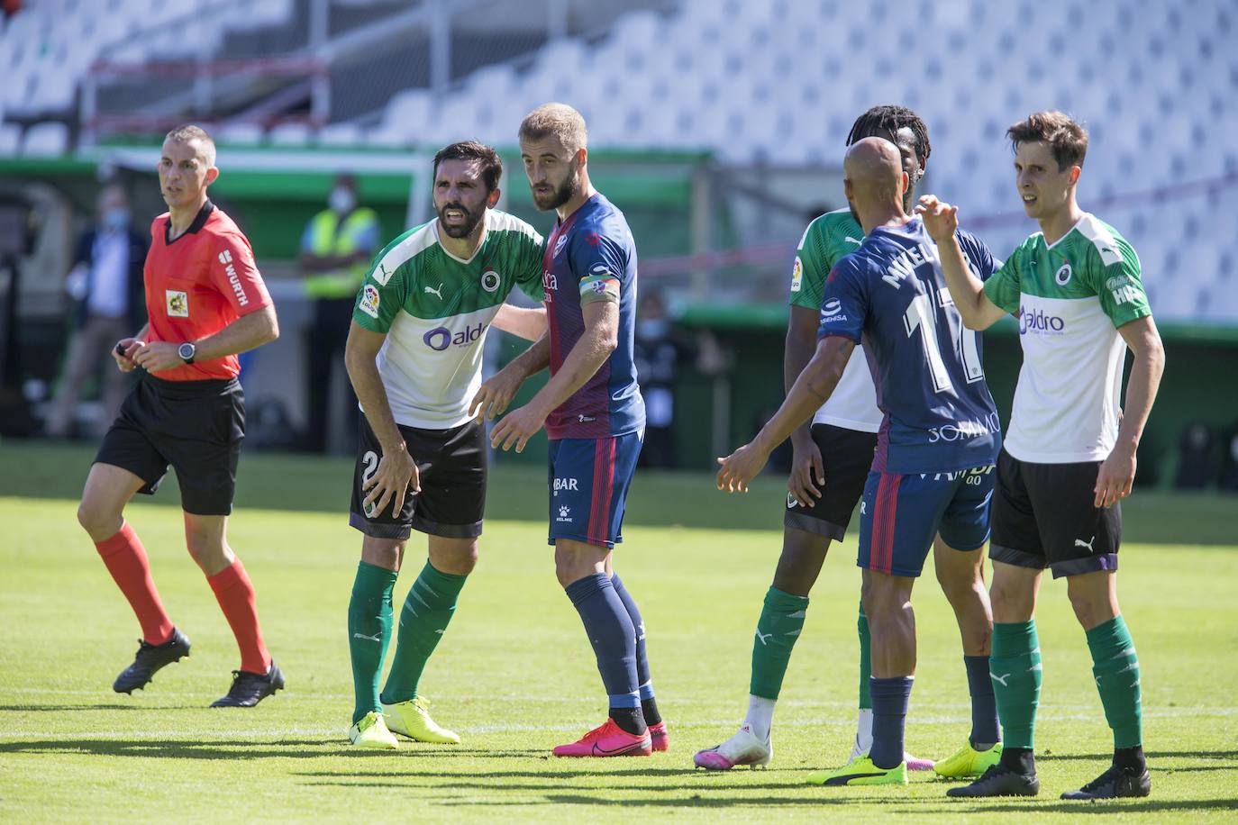 El descendido Racing, muy serio, logra la primera victoria tras el confinamiento ante un poderoso Huesca que lucha por el ascenso