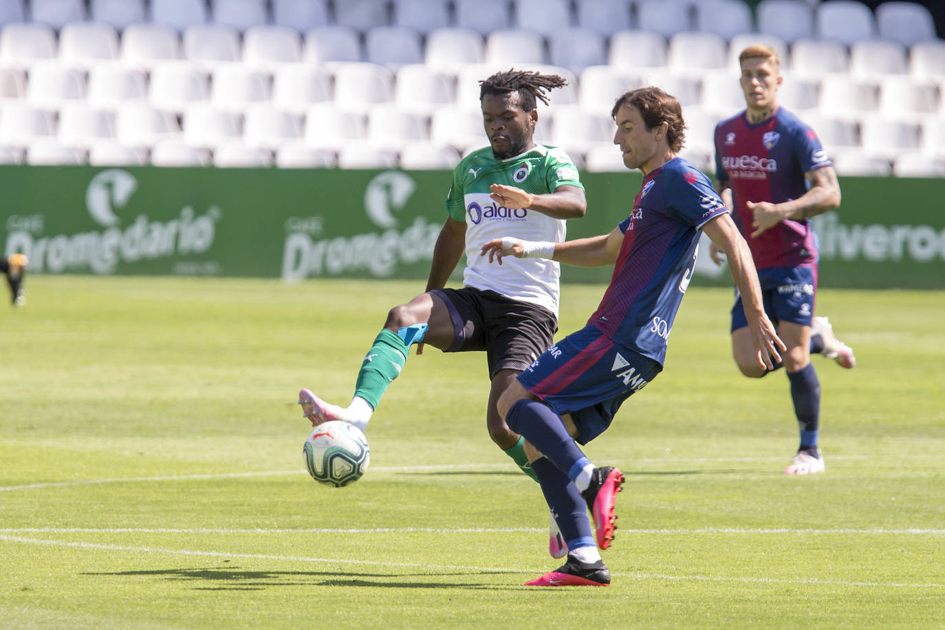 El descendido Racing, muy serio, logra la primera victoria tras el confinamiento ante un poderoso Huesca que lucha por el ascenso