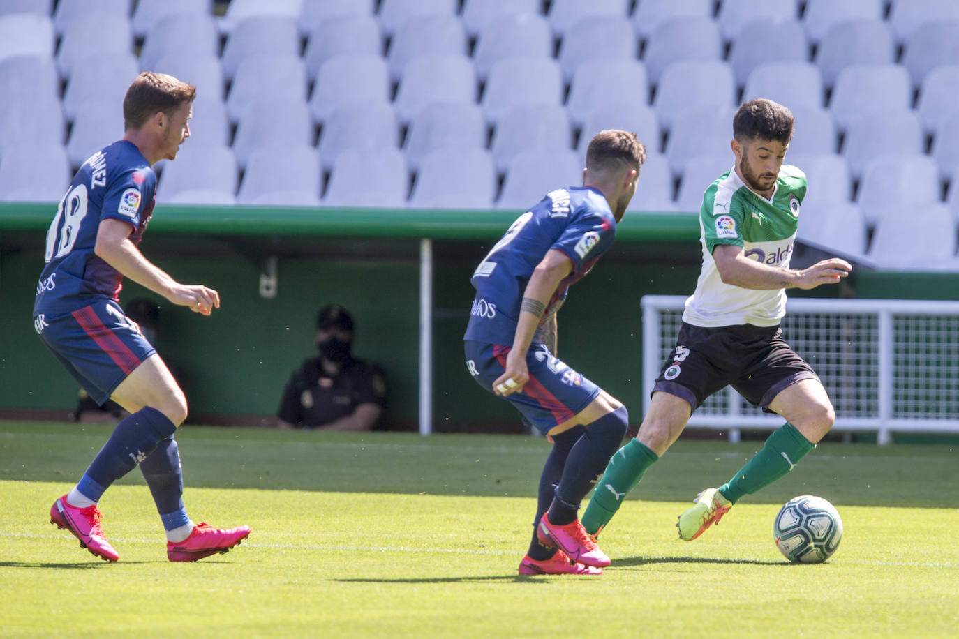 El descendido Racing, muy serio, logra la primera victoria tras el confinamiento ante un poderoso Huesca que lucha por el ascenso