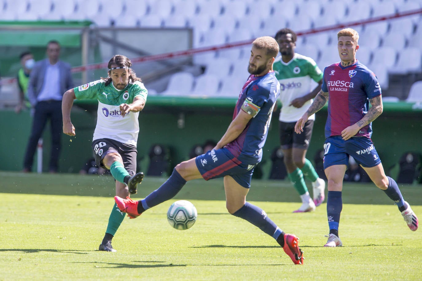 El descendido Racing, muy serio, logra la primera victoria tras el confinamiento ante un poderoso Huesca que lucha por el ascenso