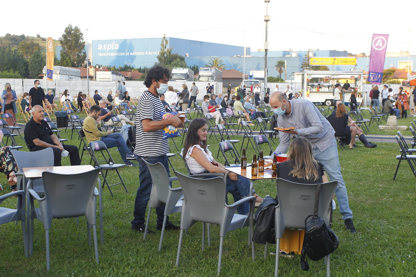 El Cigala ofreció en Torrelavega un recital correcto, más breve de lo previsto y con escasa conexión con el público, adaptado a la nueva normalidad