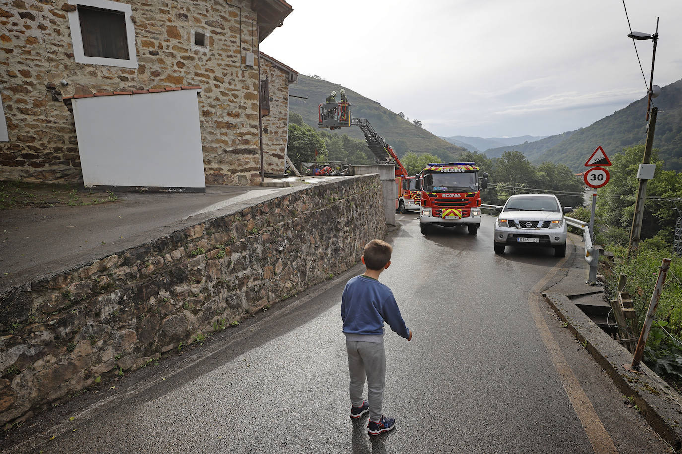 Los vecinos de esta localidad de Los Tojos han podido apagar el foco principal y contener la propagación hasta la llegada de los bomberos