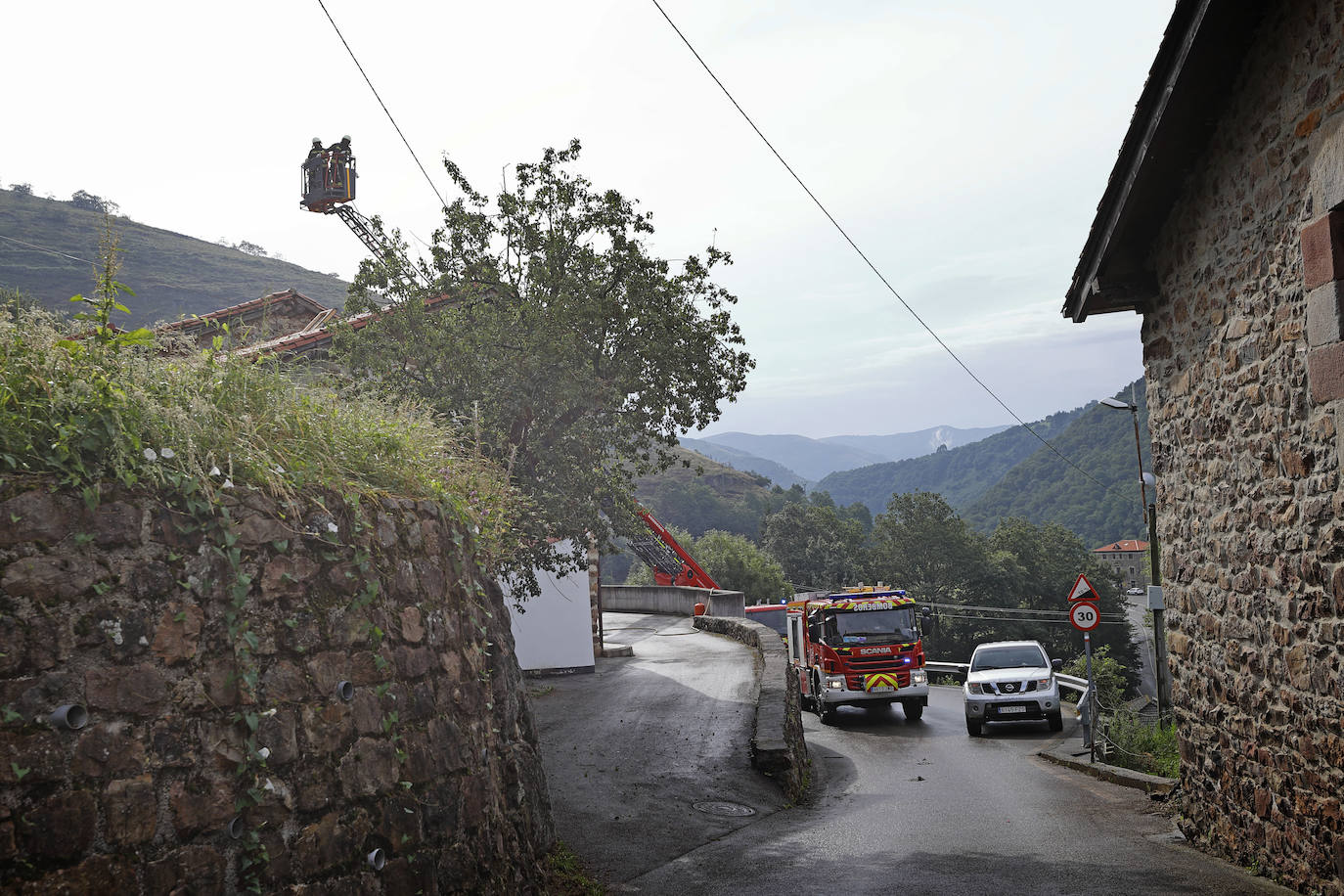 Los vecinos de esta localidad de Los Tojos han podido apagar el foco principal y contener la propagación hasta la llegada de los bomberos