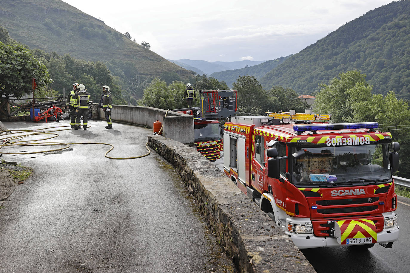 Los vecinos de esta localidad de Los Tojos han podido apagar el foco principal y contener la propagación hasta la llegada de los bomberos