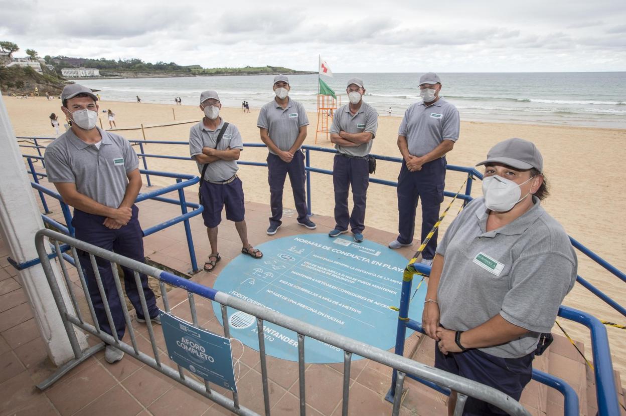 Los controladores, reunidos en uno de los accesos a la Primera playa de El Sardinero. 