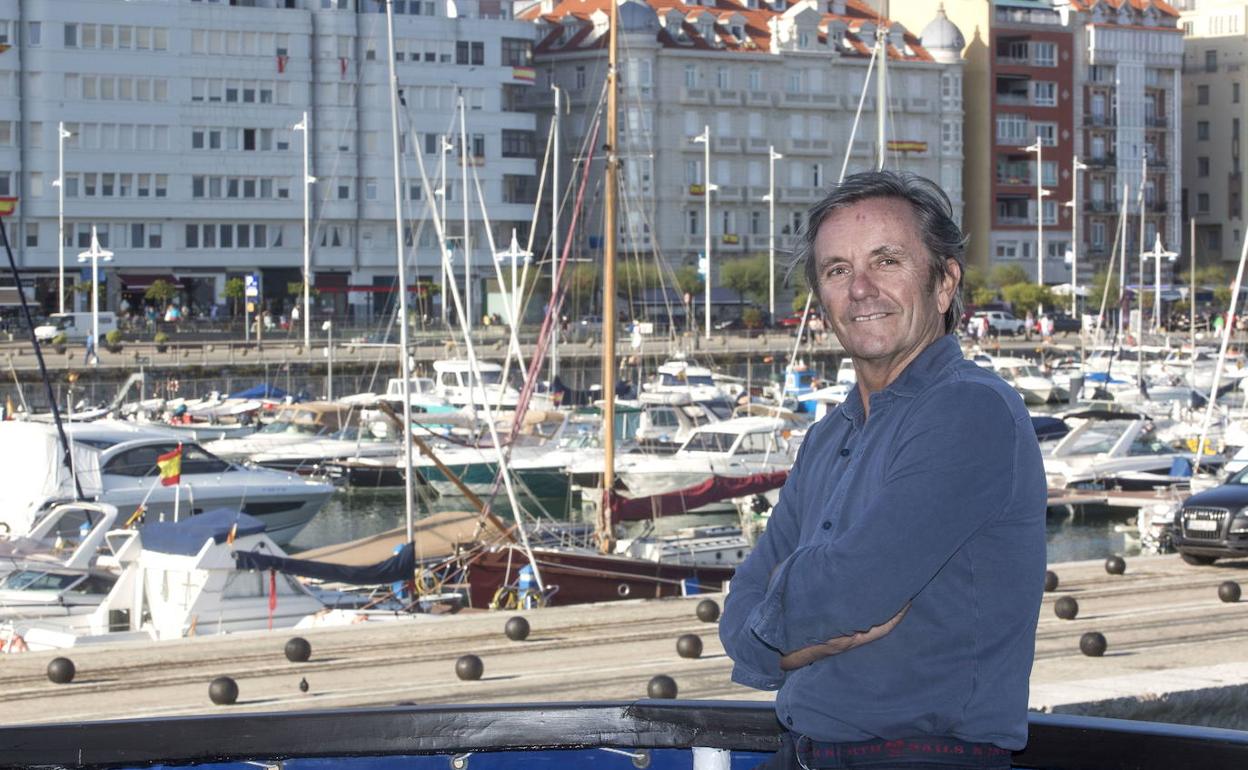 Pichu Torcida, en la terraza del Club Marítimo de Santander, con Puertochico de fondo.