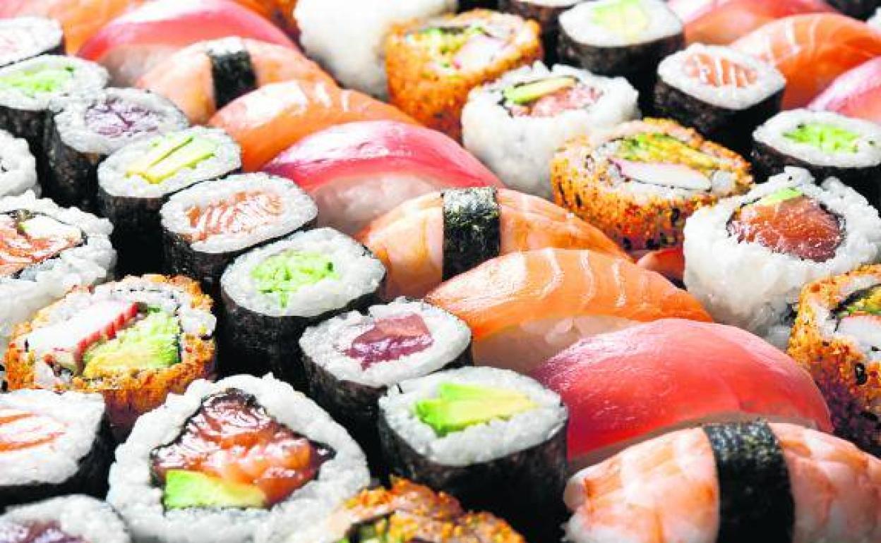 No hay problema de tomar alimentos crudos como el sushi de forma esporádica.