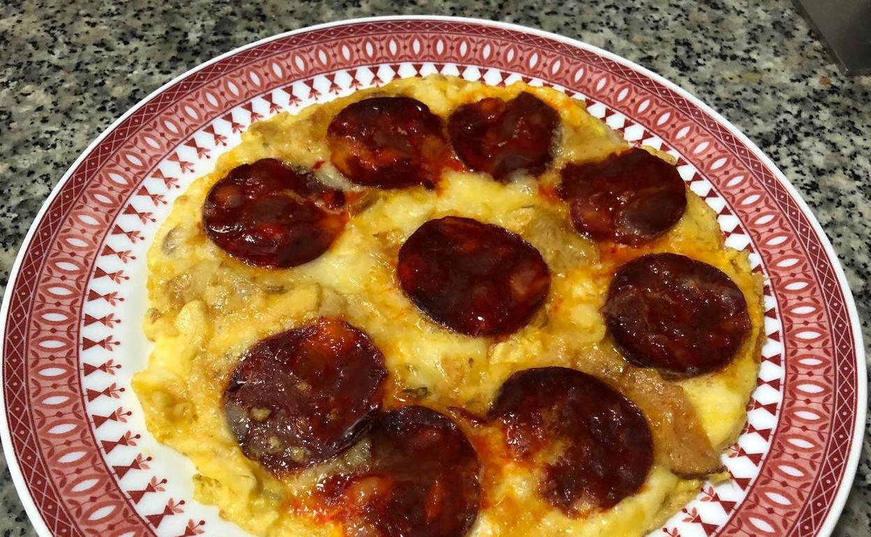 Tortilla vaga con queso de nata ahumado y chorizo. 