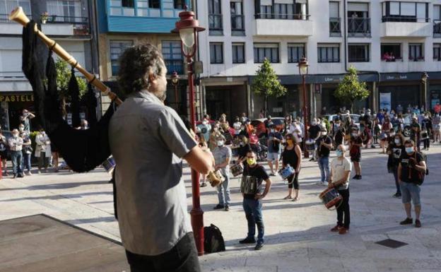 Villaviciosa resuena al son de las gaitas en homenaje a Javier Solares