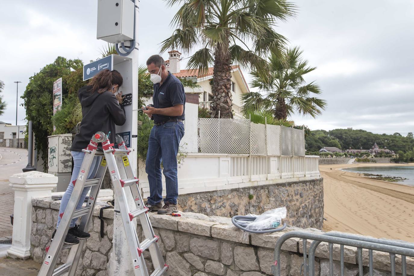 Cincuenta cámaras emiten imágenes las 24 horas del día desde 17 municipios en www.playascantabria.es, lo que supone «un plus de seguridad para vecinos y turistas» 