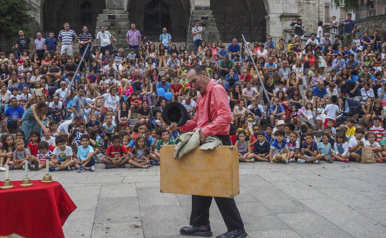 Habrá espectáculos callejeros, pero no se permitirá mucho público.