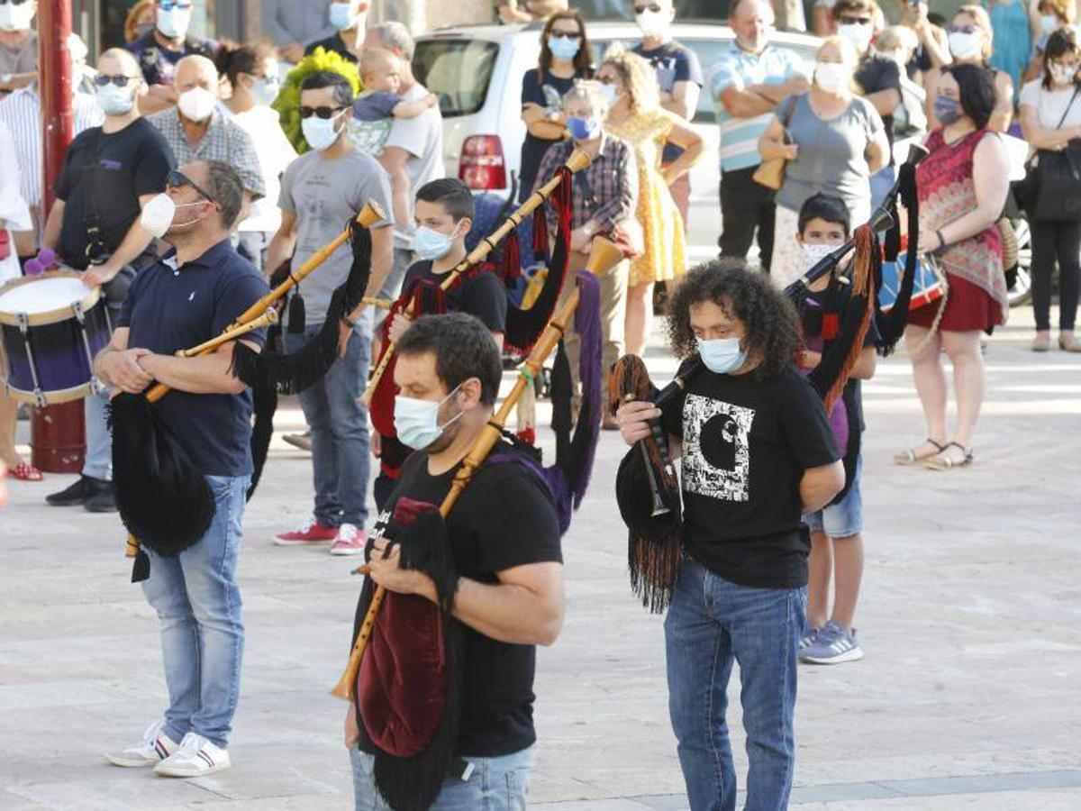 Fotos: Amigos y familiares en la despedida a Solares al ritmo de las gaitas