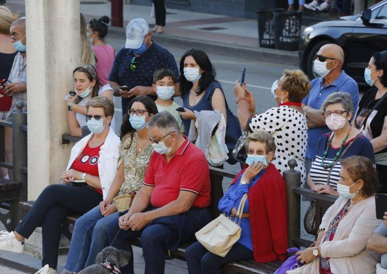 Fotos: Amigos y familiares en la despedida a Solares al ritmo de las gaitas