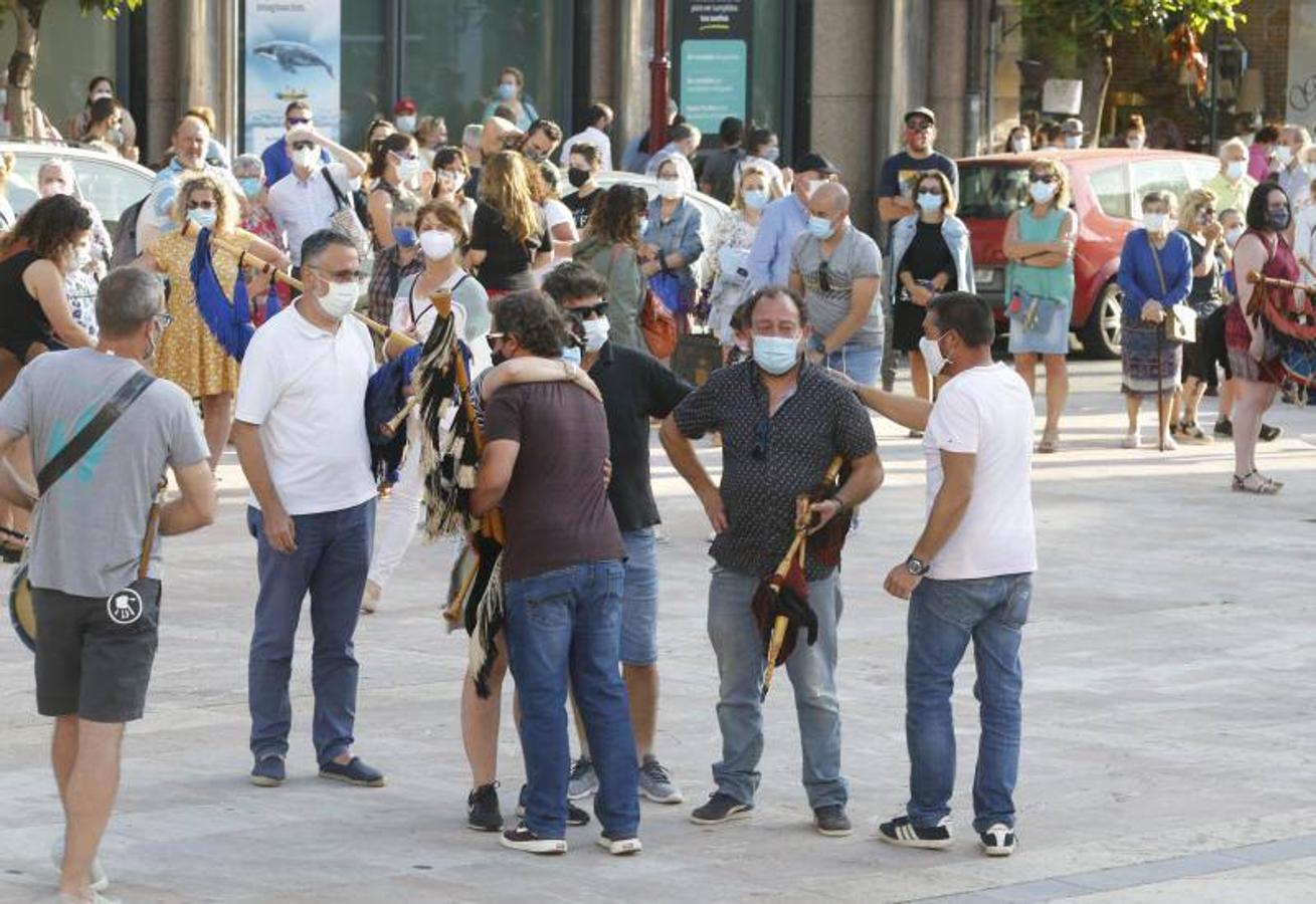 Fotos: Amigos y familiares en la despedida a Solares al ritmo de las gaitas