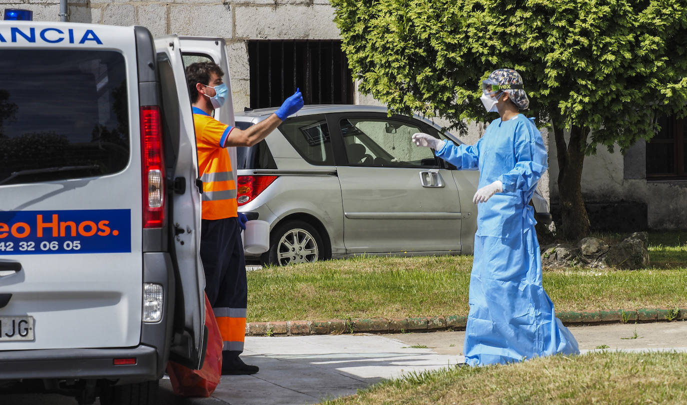 Fotos: Recogida de muestras PCR a los marineros confinados en el albergue de Solórzano