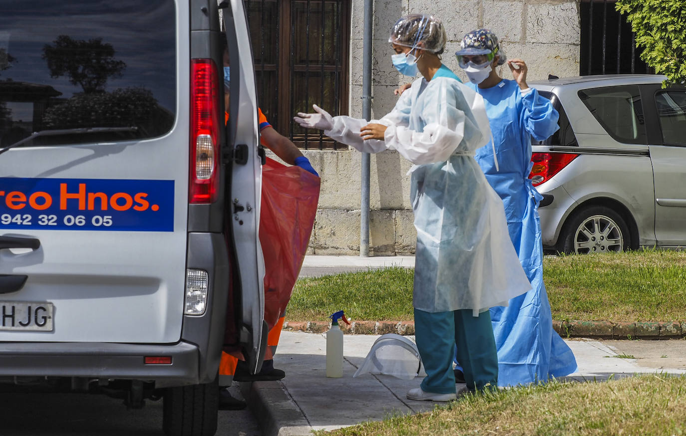 Fotos: Recogida de muestras PCR a los marineros confinados en el albergue de Solórzano